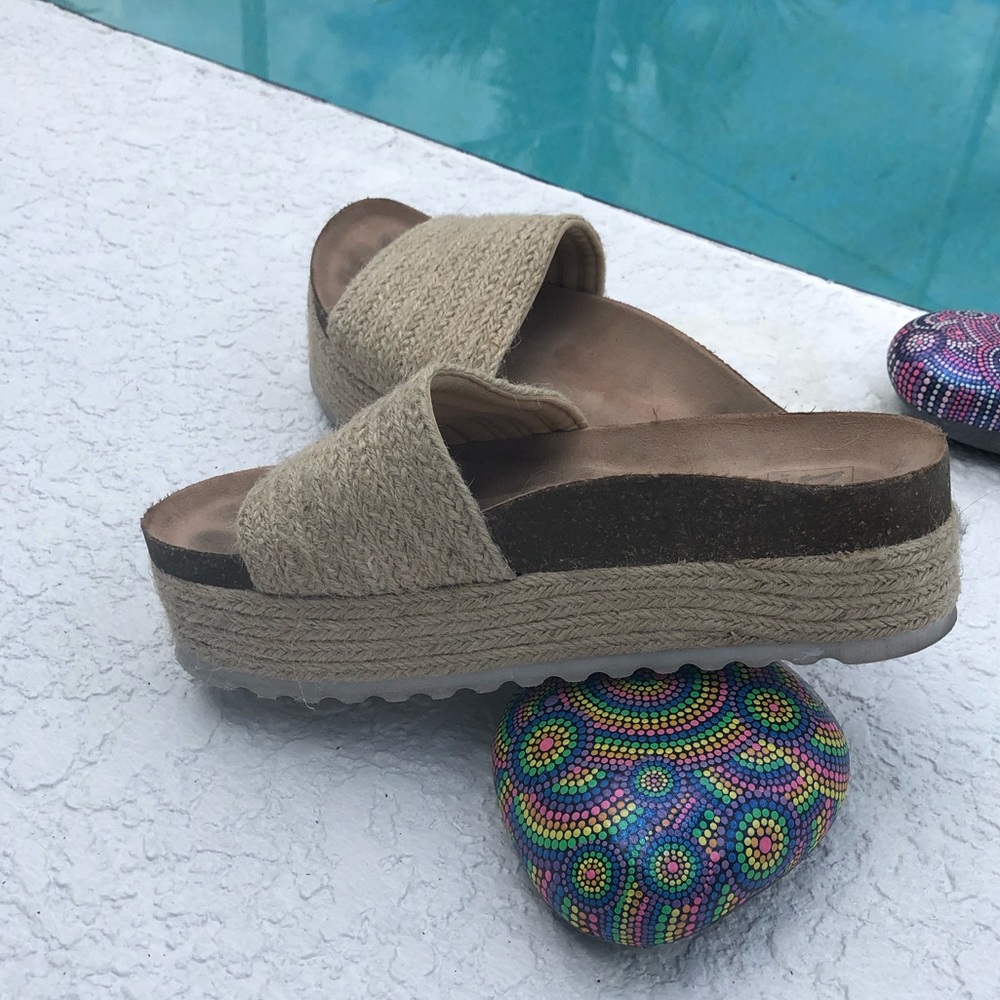 Dirty Laundry size 7 natural slide Sandals